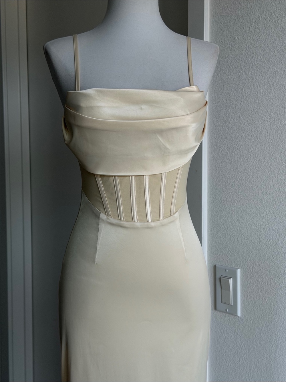 NBD Aella dress in Champagne size S - Picture 6 of 13
